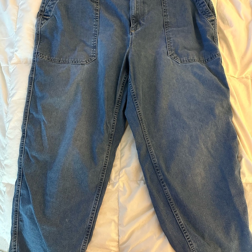 Old Navy Men's Relaxed Denim Jeans in Medium Blue